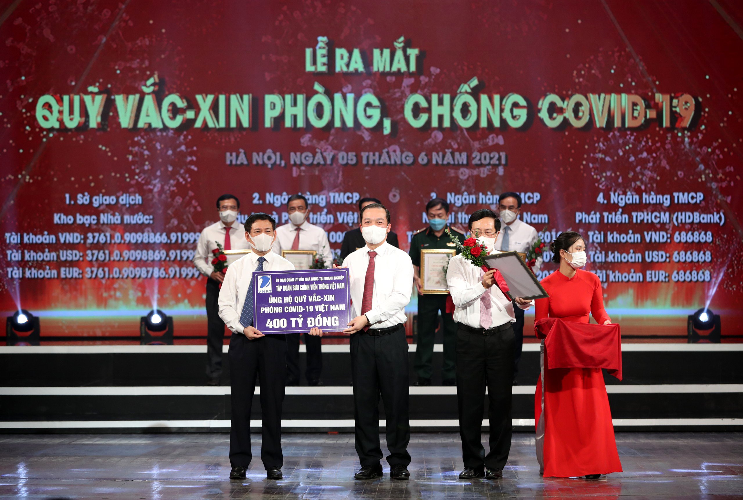 Chủ tịch HĐTV VNPT Phạm Đức Long đại diện Tập đoàn VNPT ủng hộ 400 tỷ đồng cho quỹ Vaccine phòng, chống dịch COVID-19